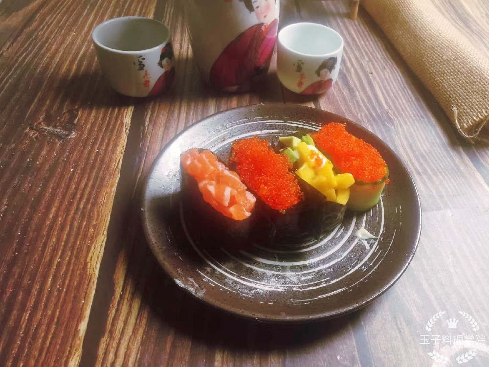 寿司很难做？寿司教学师傅轻松教会你如何制作寿司