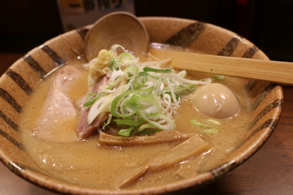美味怀石料理之艺：制作味噌海鲜汤的精妙技巧