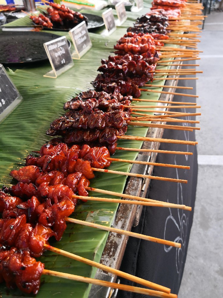 地摊经济中的美食盛宴：烧鸟摆摊遍地开花