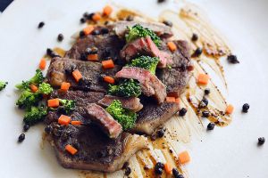 烤肉学习：畅游味蕾的牛板腱之旅