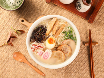 日本拉面培训：鸡白汤拉面制作技术详解，一碗浓白拉面的核心秘密 🍜🐔