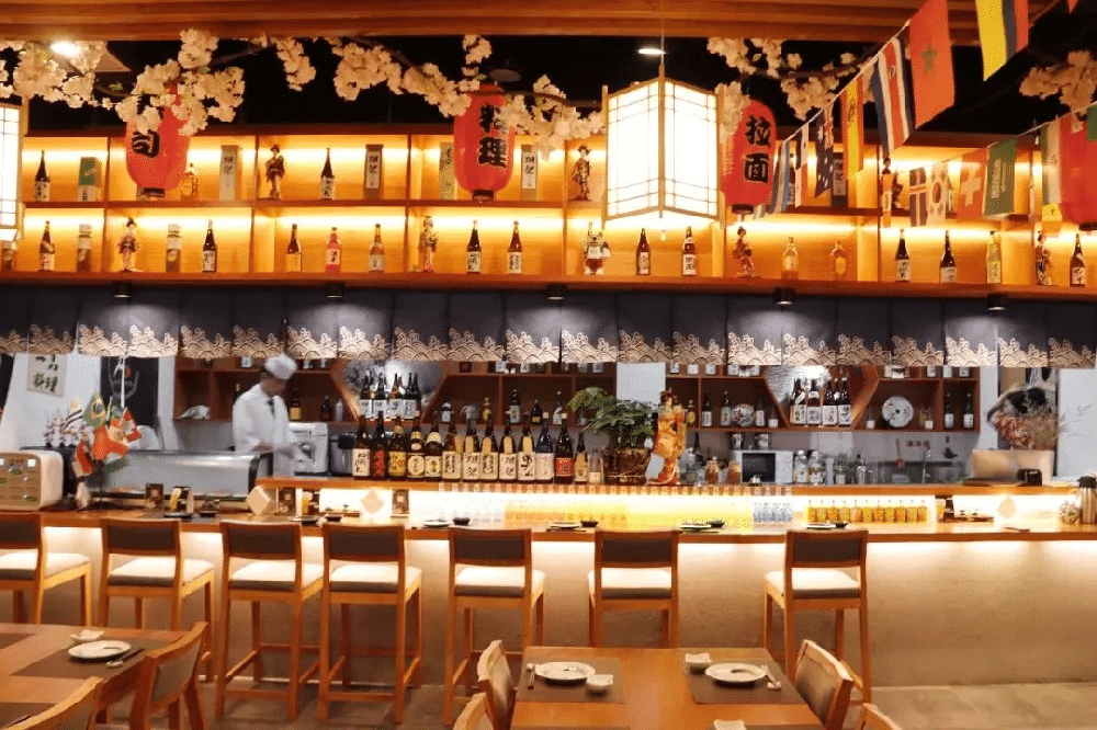 深夜食堂与居酒屋的区别：同样是日式小店，经营逻辑、菜单设计与盈利模式有哪些不同？🍶